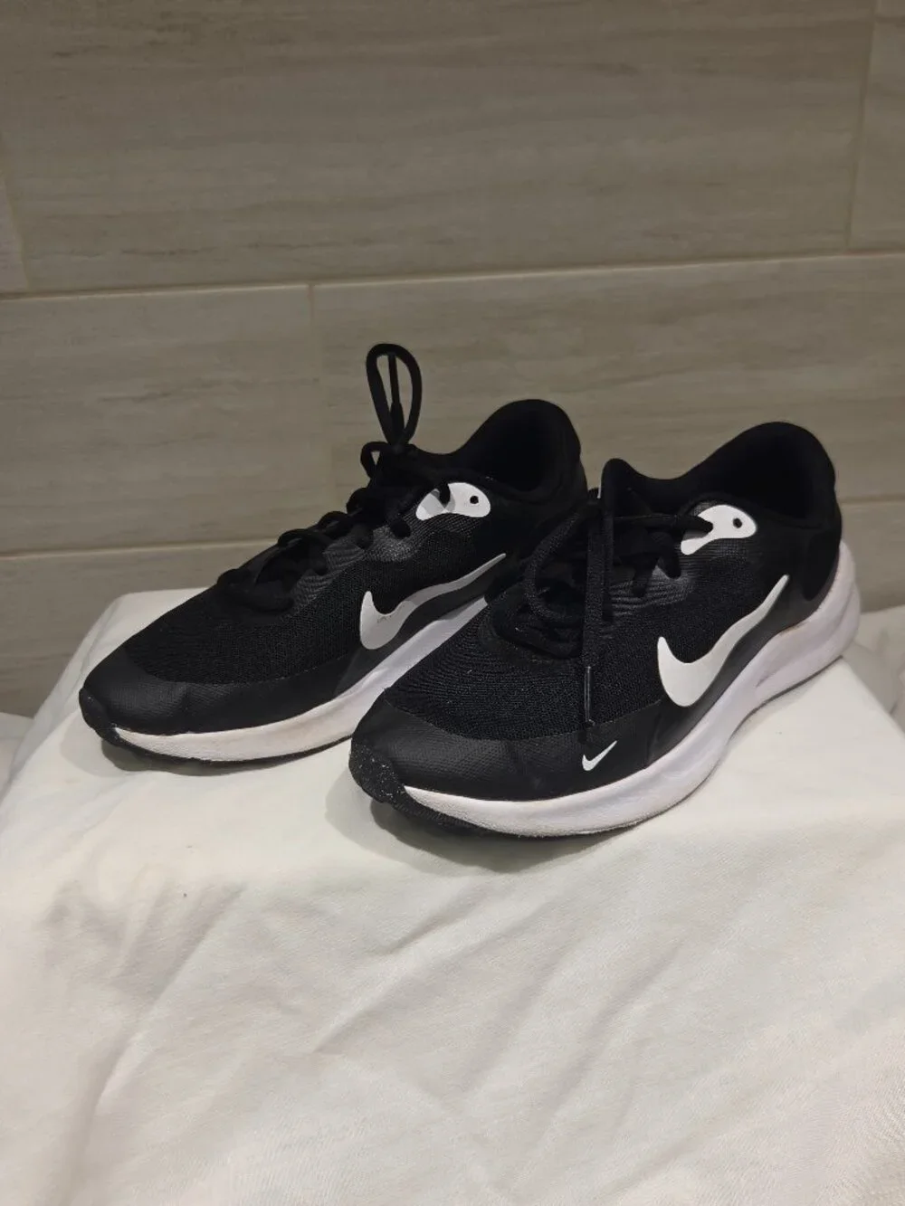 NIKE YOUTH RUNNING SHOES, SIZE 5.5Y